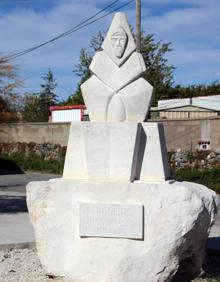 Imagen secundaria 2 - Arriba, Justina Bayón y Gerardo Herrero, sentados en un banco del pueblo. Abajo, el artista Juan Velasco y su pareja; a la derecha, la escultura 'Serenidad', a al entrada de Perosillo. 