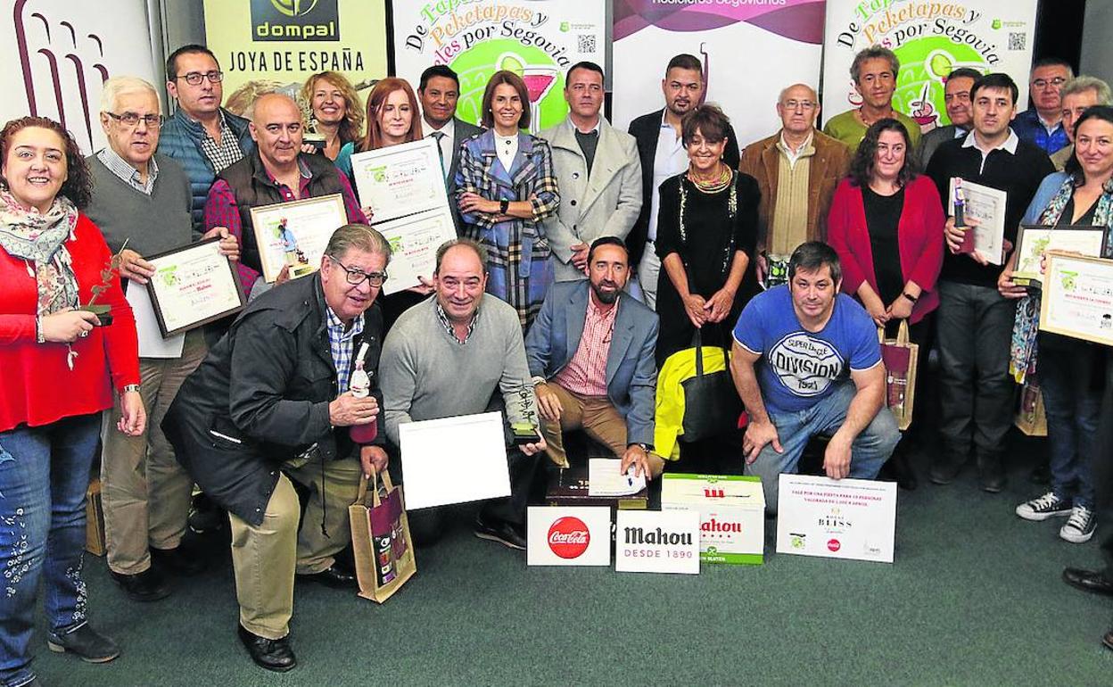 Los galardonados, con los representantes de la AIHS y las autoridades, exhiben sus diplomas. 