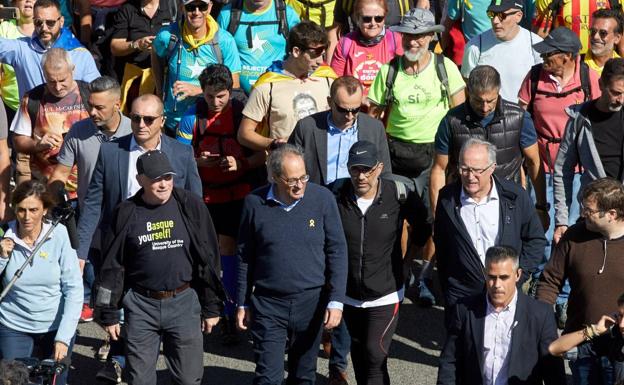 El presidente de la Generalitat de Catalunya, Quim Torra junto a los simpatizantes independentistas, durante el recorrido por la AP-7 desde Girona de una de las 'Marchas por la libertad'.