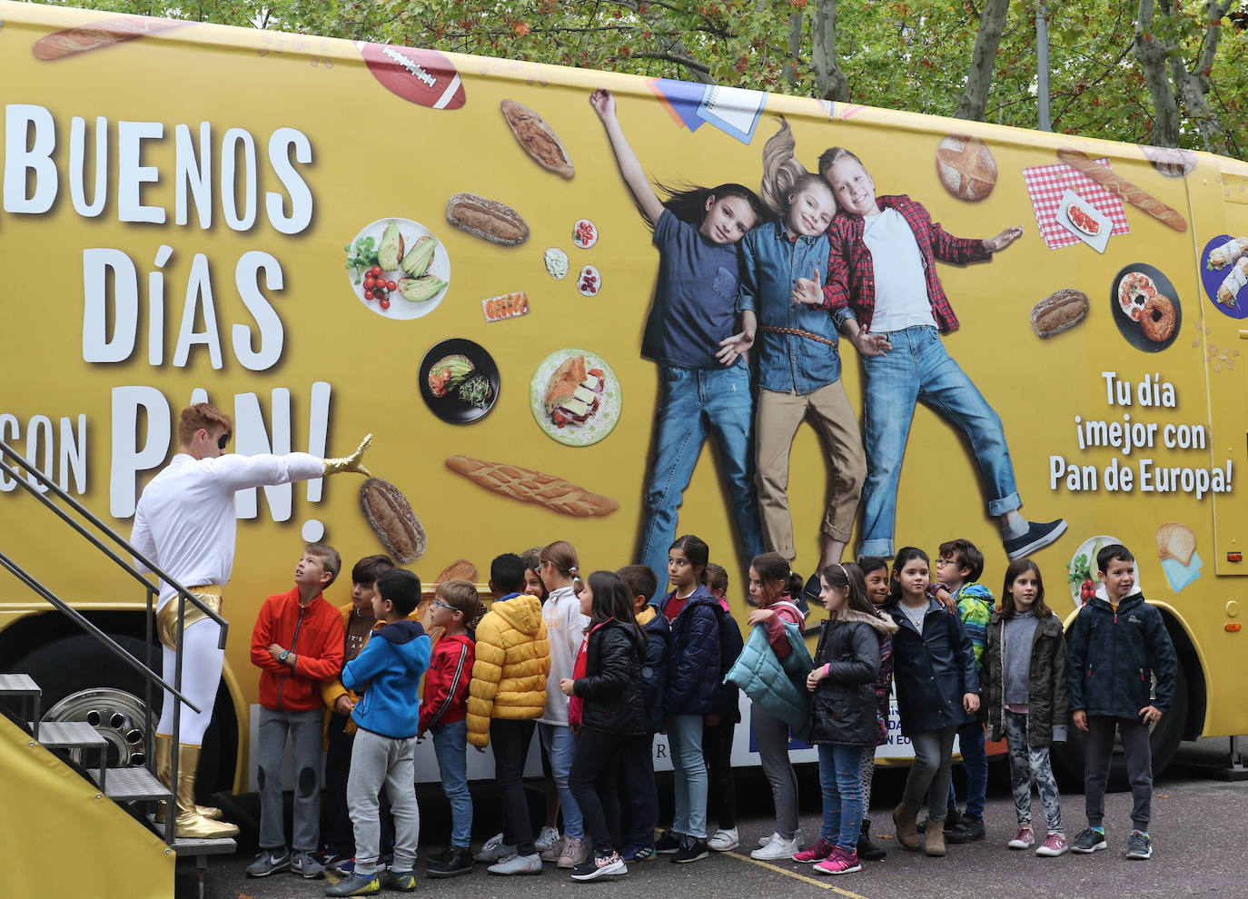 Fotos: Actividad en el Paseo central del Campo Grande con escolares para impulsar el consumo del pan nacional