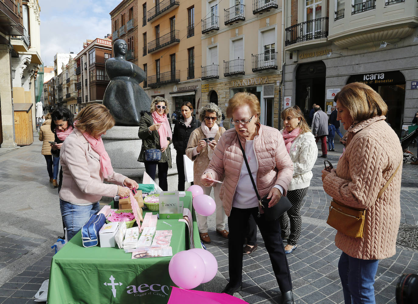 Mesa informativa en la Calle Mayor de Palencia en el Día contra el Cáncer.