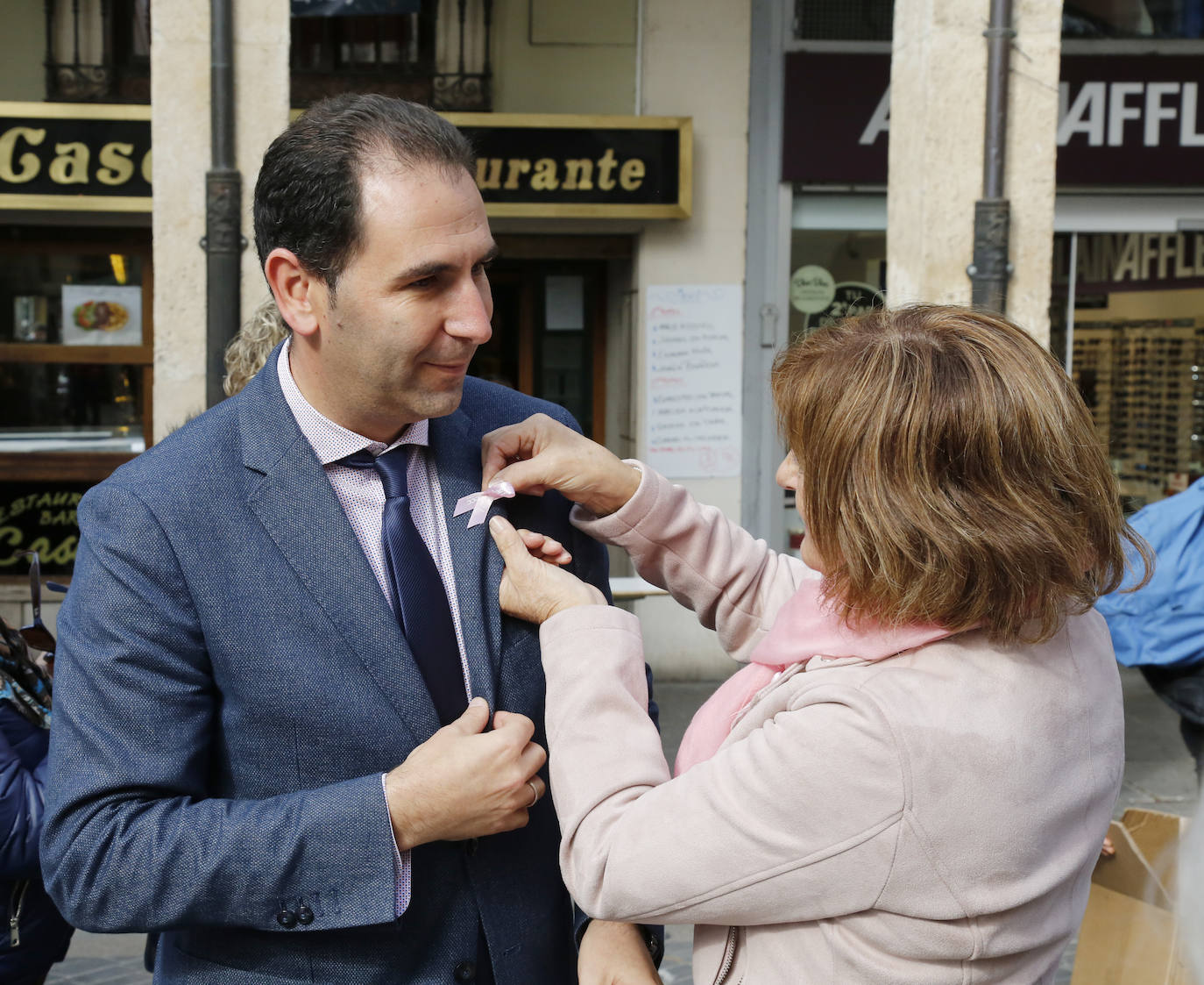 Mesa informativa en la Calle Mayor de Palencia en el Día contra el Cáncer.