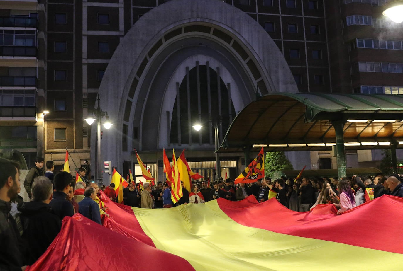 Manifestaciones en contra y a favor de los disturbios en Cataluña a raíz de la sentencia del procés