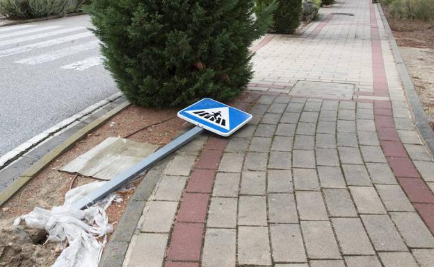 Señal derribada en la esquina de un cruce. 