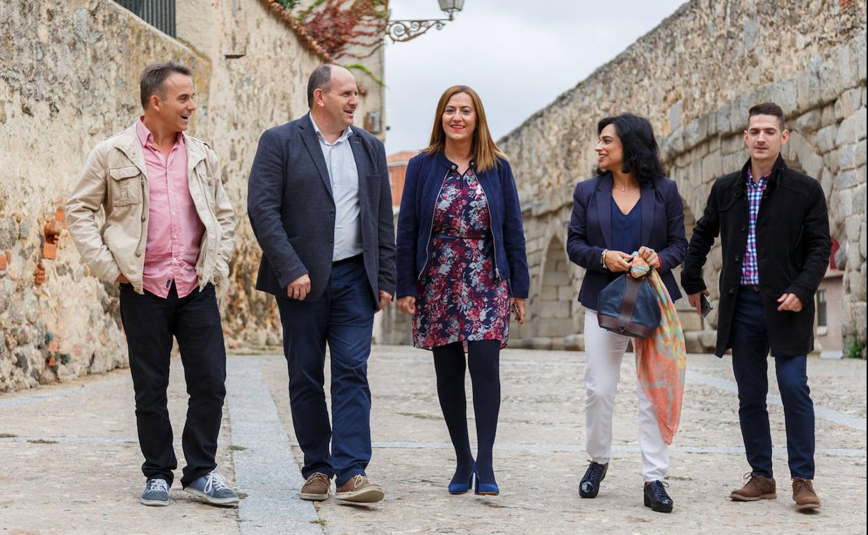 José Luis Aceves y Virginia Barcones, en el centro, junto a otros candidatos socialistas. 