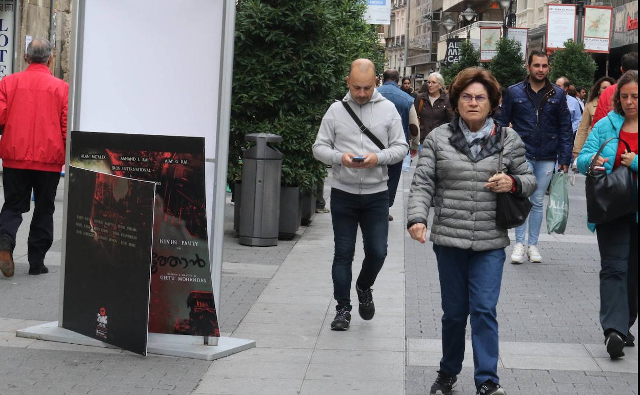 Uno de los carteles víctima de los vándalos en la Calle Santiago de Valladolid. 