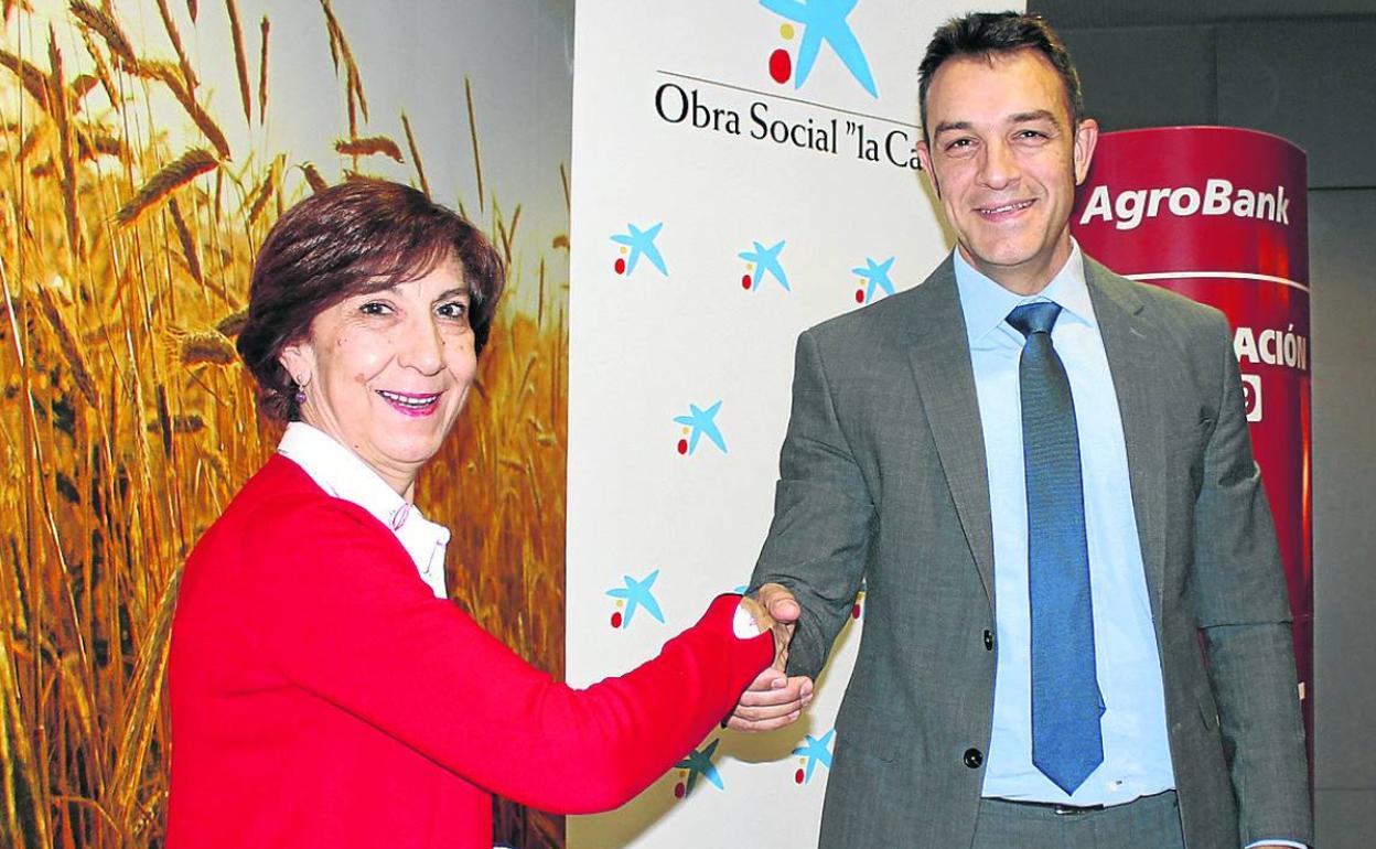 Mª Luz Gutiérrez y Juan Carlos García tras la firma del convenio.