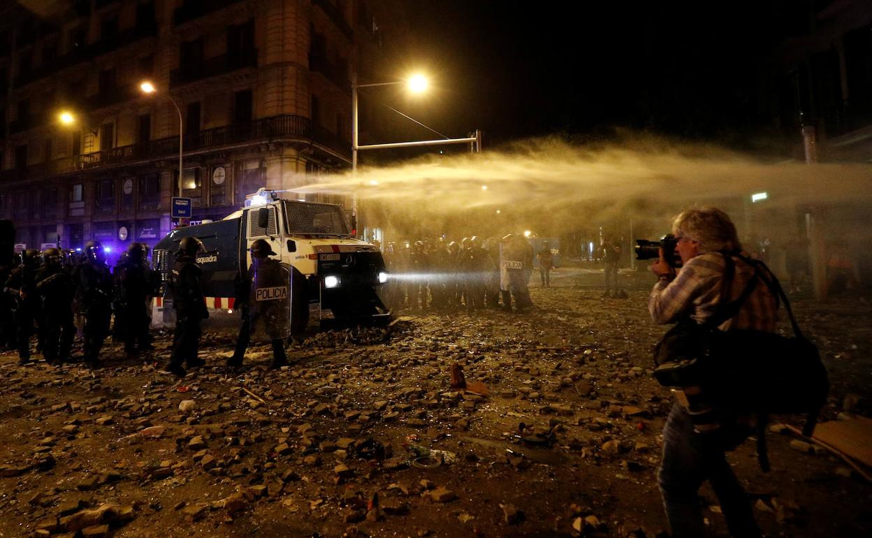 La tanqueta de agua de los Mossos se estrena en Barcelona.