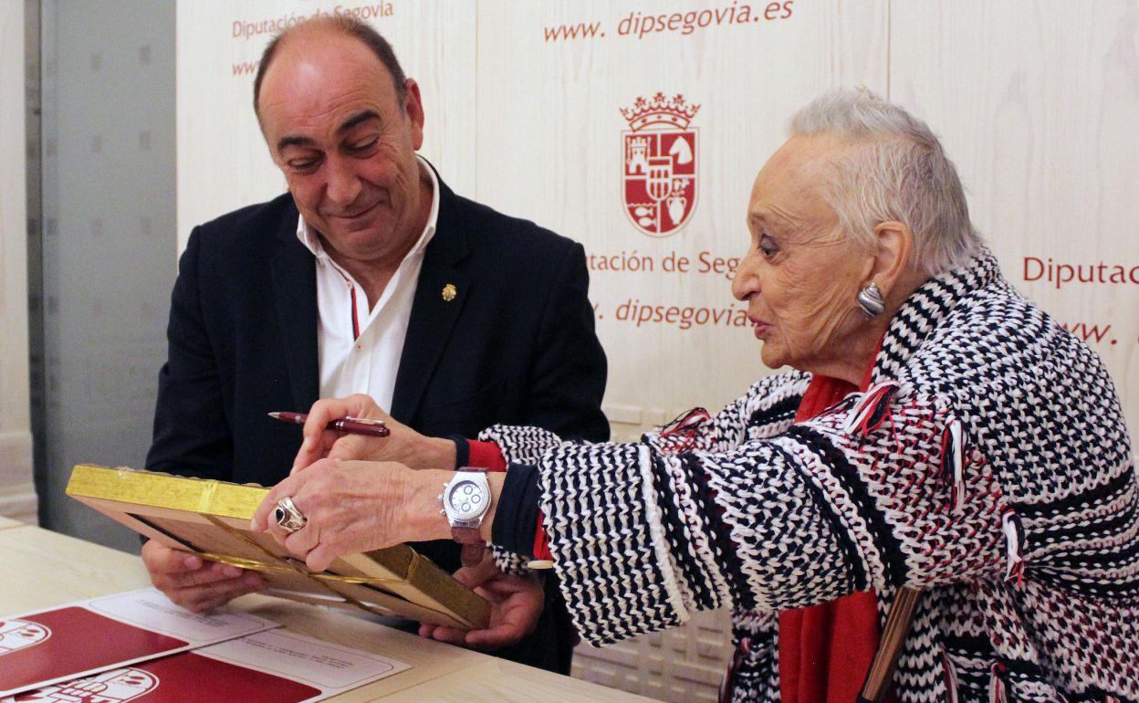La nieta de Ignacio Zuloaga entrega a De Vicente una réplica del documento que acredita la compra del castillo de Pedraza. 