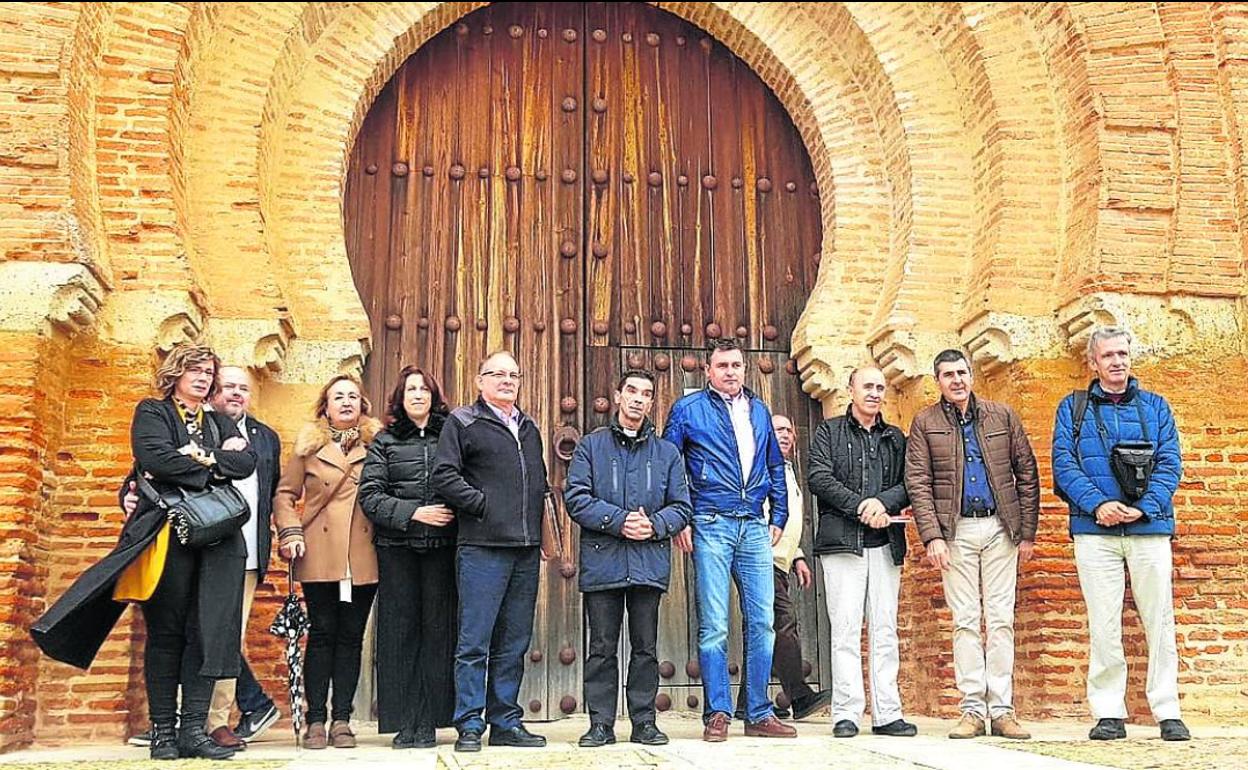 Organizadores de la jornada y ponentes, frente a la portada de la iglesia de San Andrés. 