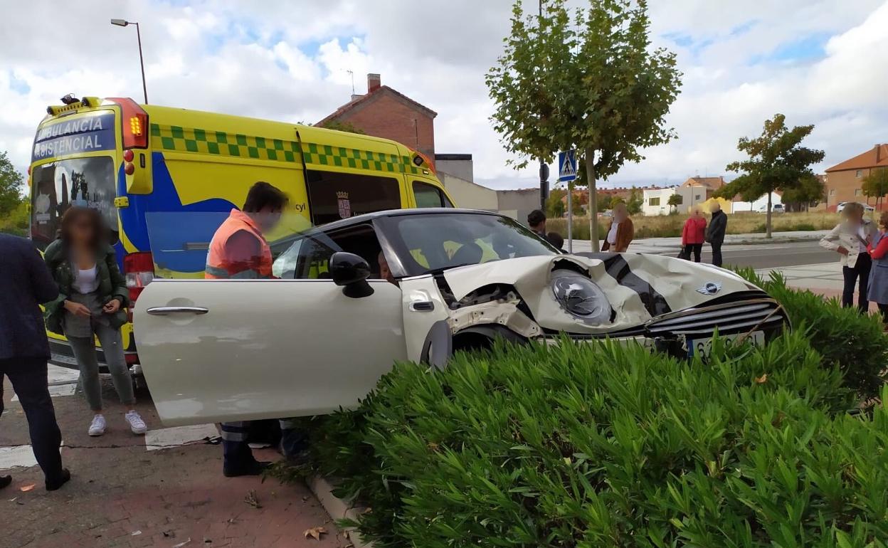 Un vehículo acaba empotrado contra los setos en la Cañada Real de Valladolid después de saltarse un Stop