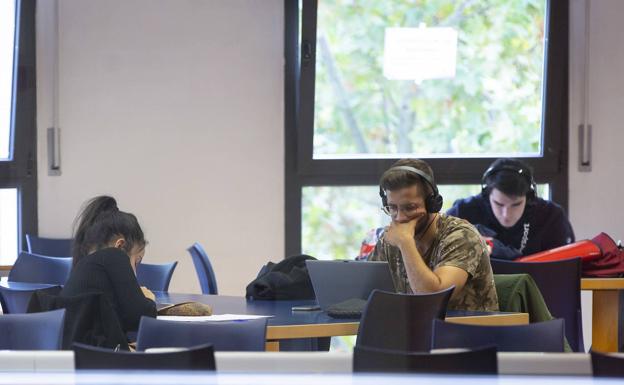 Estudiantes en la biblioteca de Filosofía y Letras. 