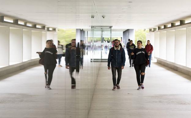 Estudiantes en el soportal de la Facultad de Ciencias, en el Campus Miguel Delibes. 