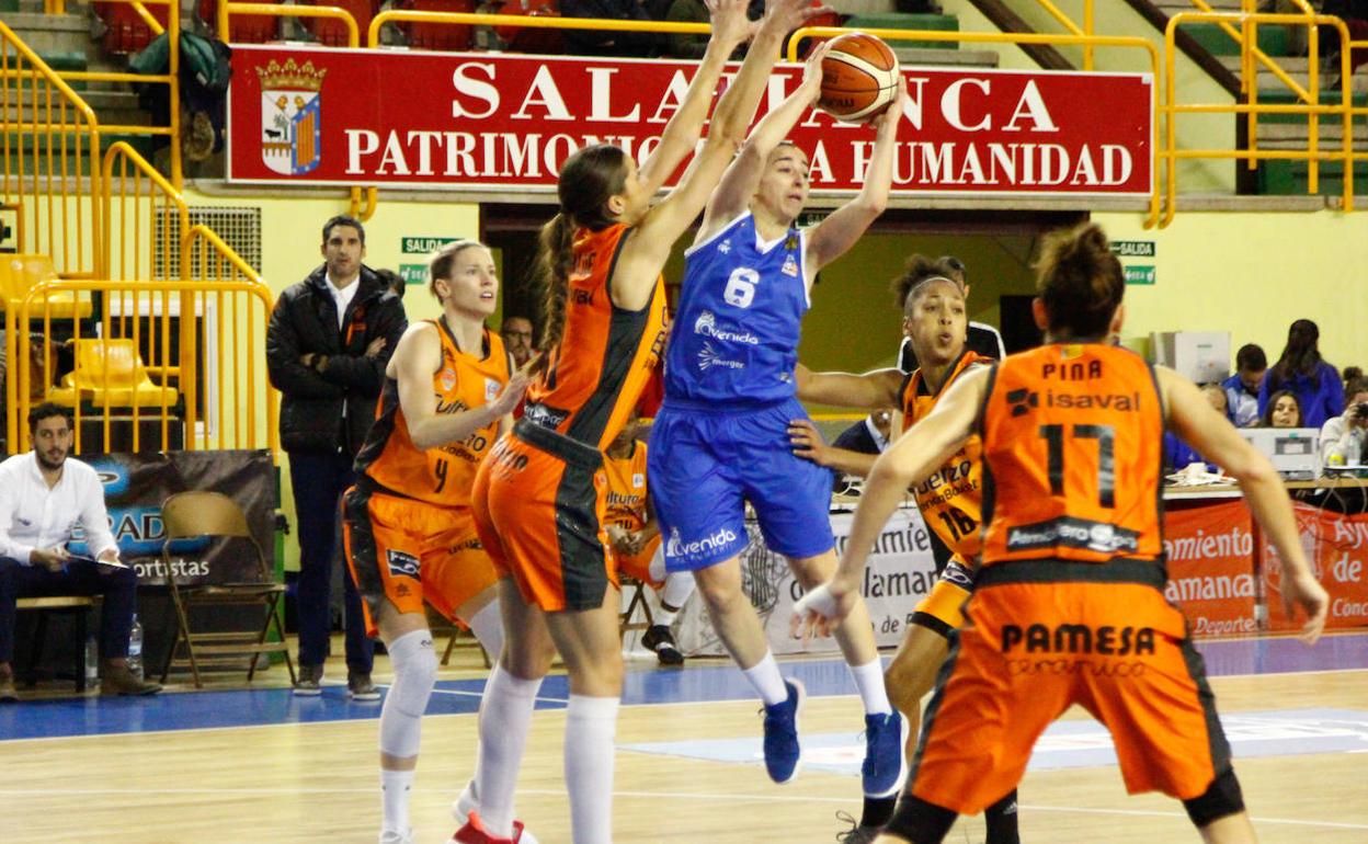 Silvia Domínguez pugna con Abalde la pasada temporada.