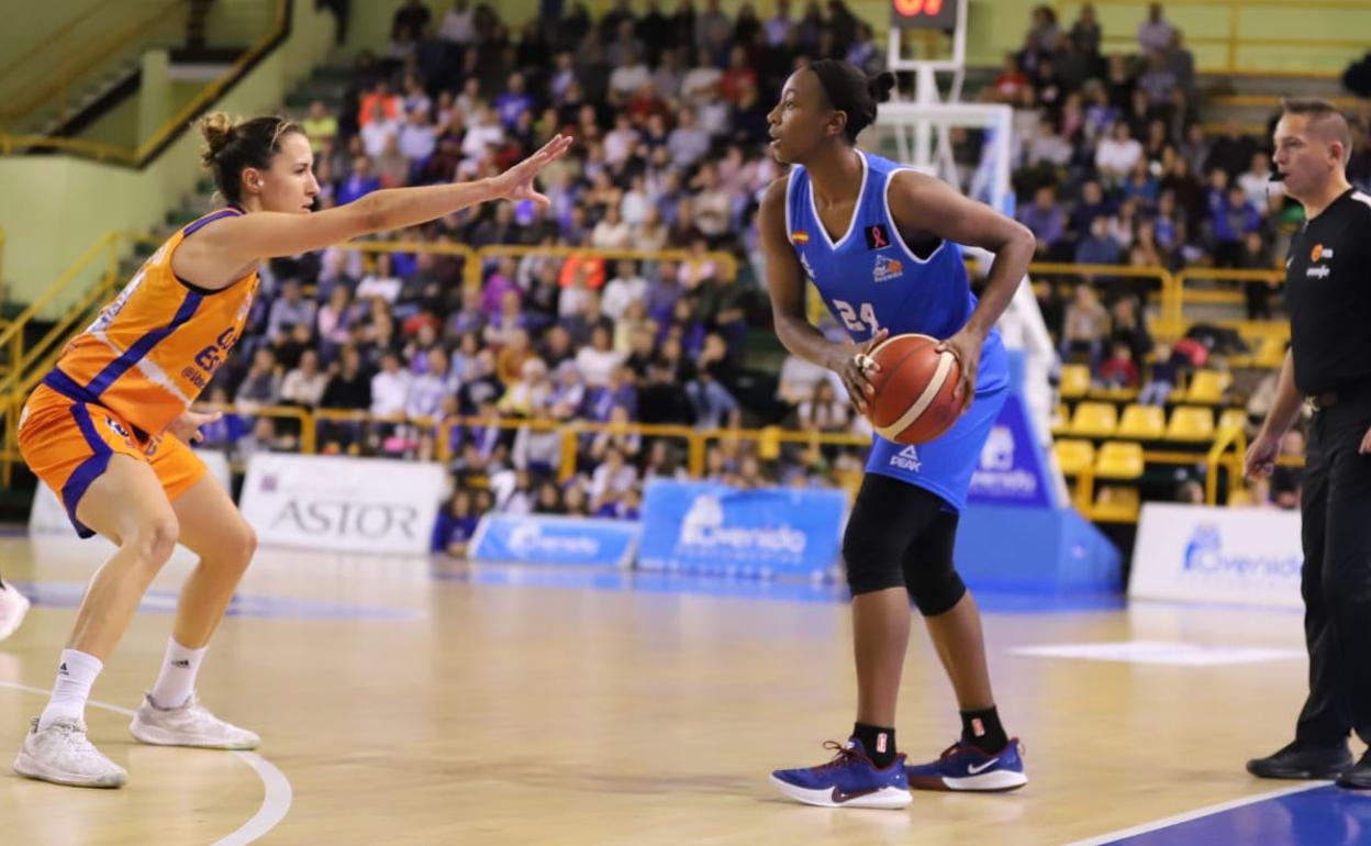 Loyd, defendida por Casas, en el partido. 