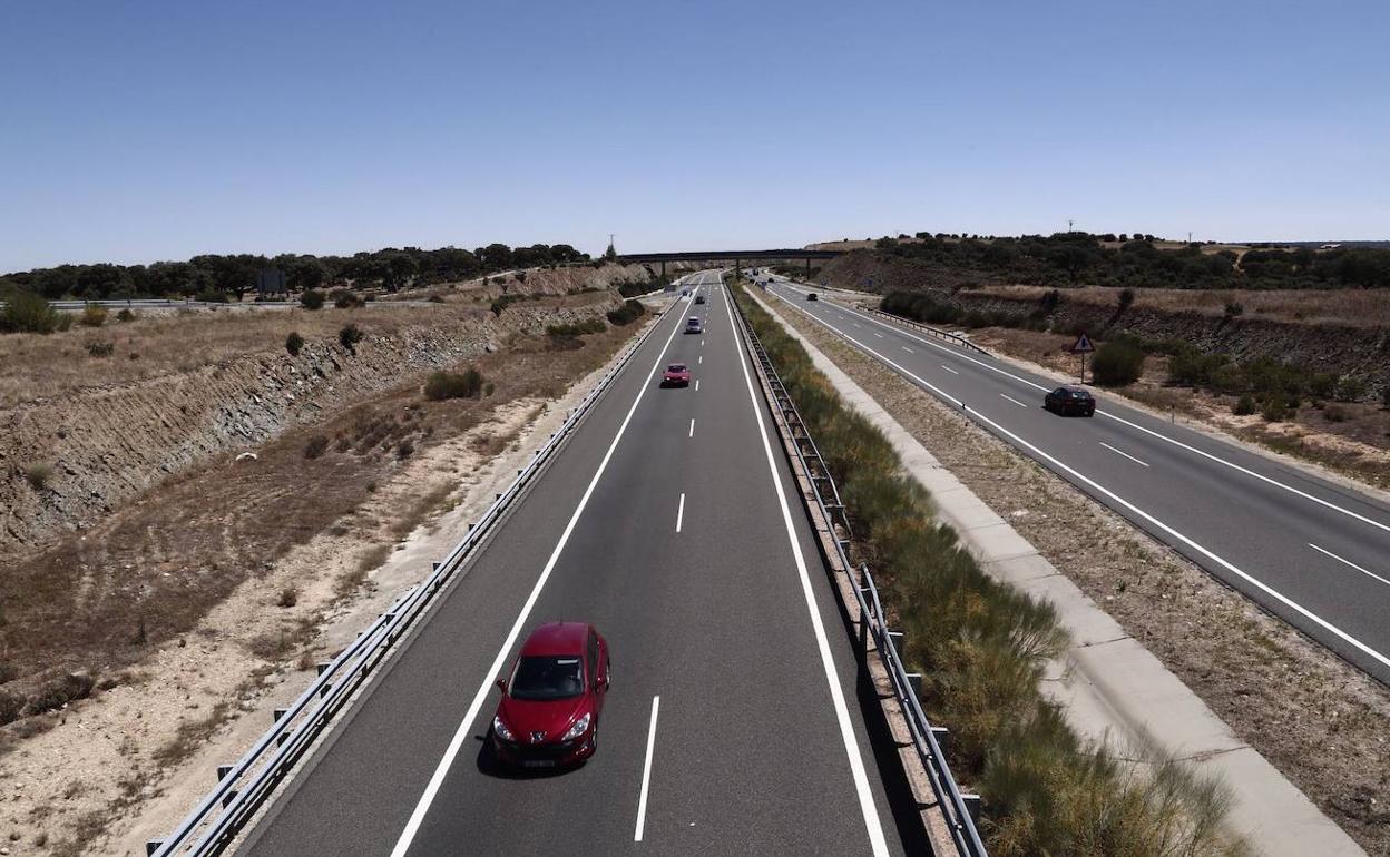 Varios vehículos circulan por la autovía A-66 entre Salamanca y Béjar. 