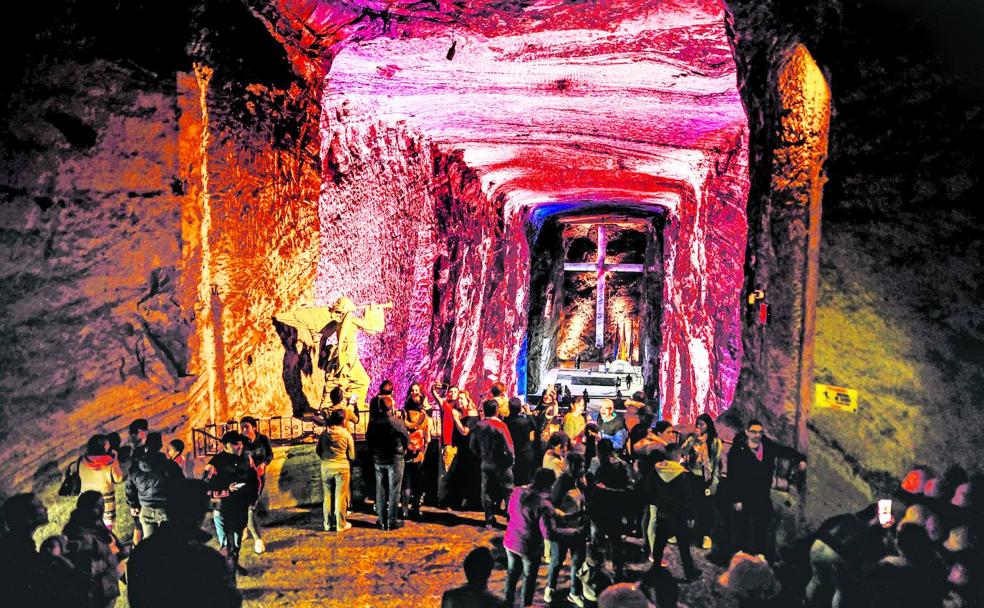 Turistas visitan la impresionante catedral subterránea de Zipaquirá, construida en una minade sal en funcionamiento. 