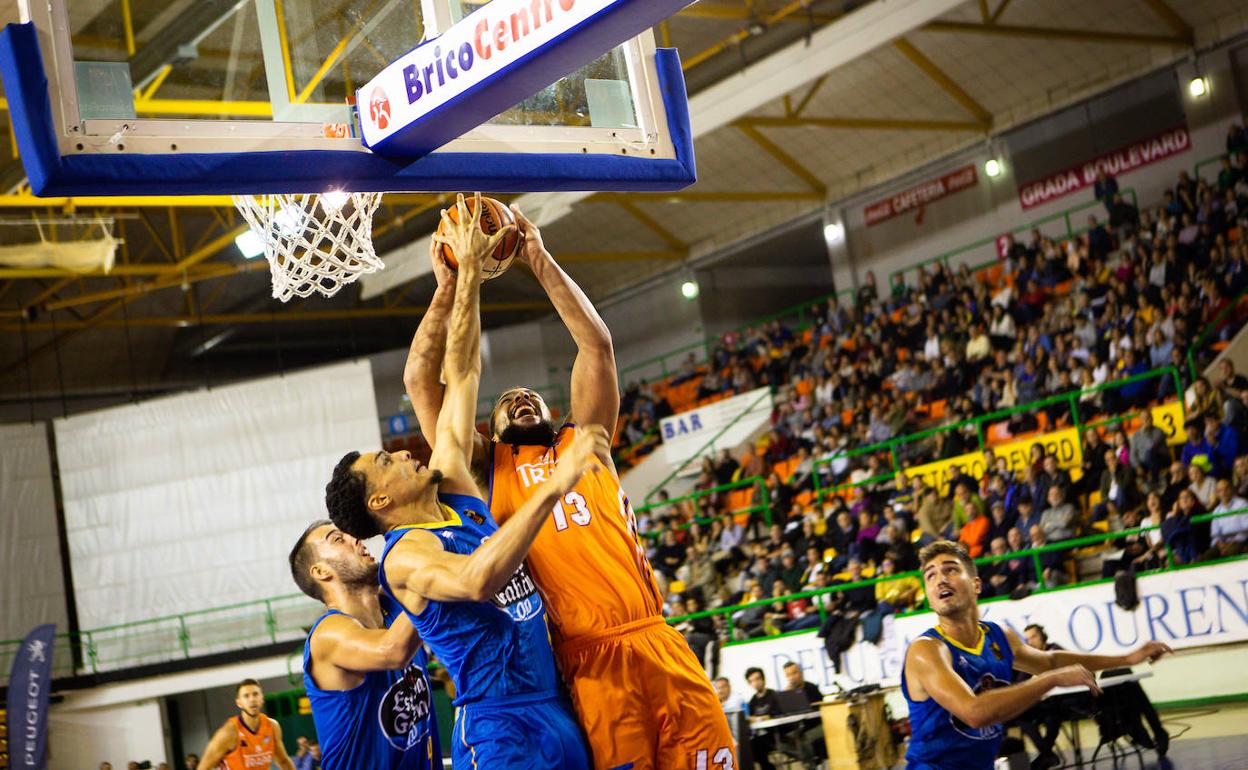 Larsen eleva el balón frente a la defensa de Tshikaya. 