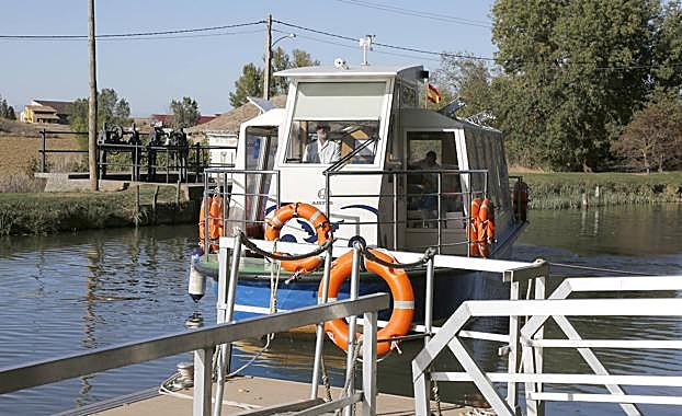 El barco Juan de Homar surca las aguas del Canal de Castilla antes de llegar al embarcadero de Frómista. 