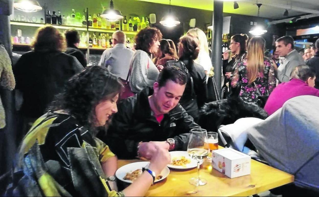 Los clientes degustan las tapas a concurso en uno de los establecimientos participantes. 