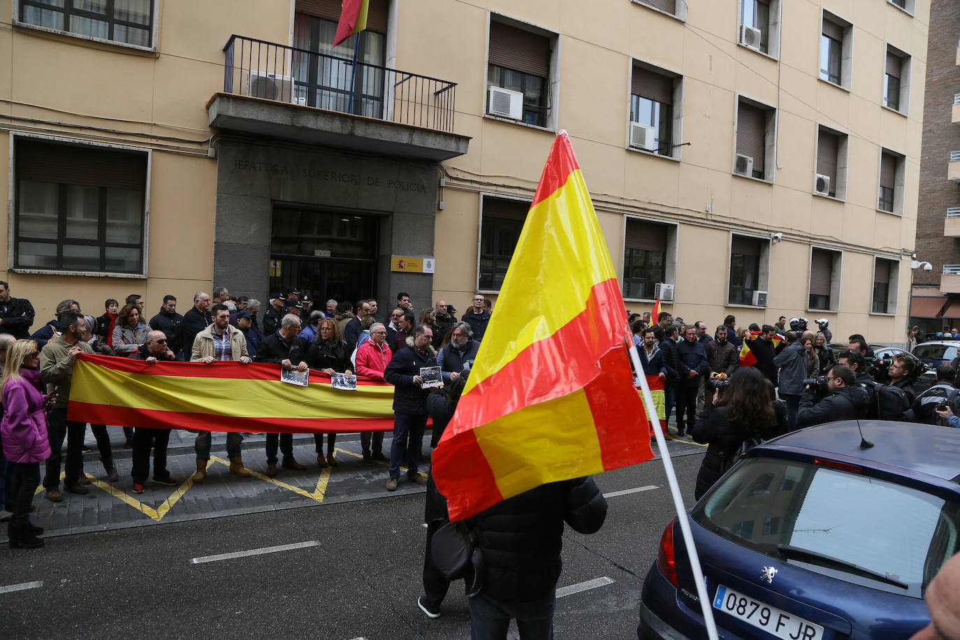 Decenas de personas han apoyado a los agentes de la Policía Nacional que intervienen en Cataluña. 