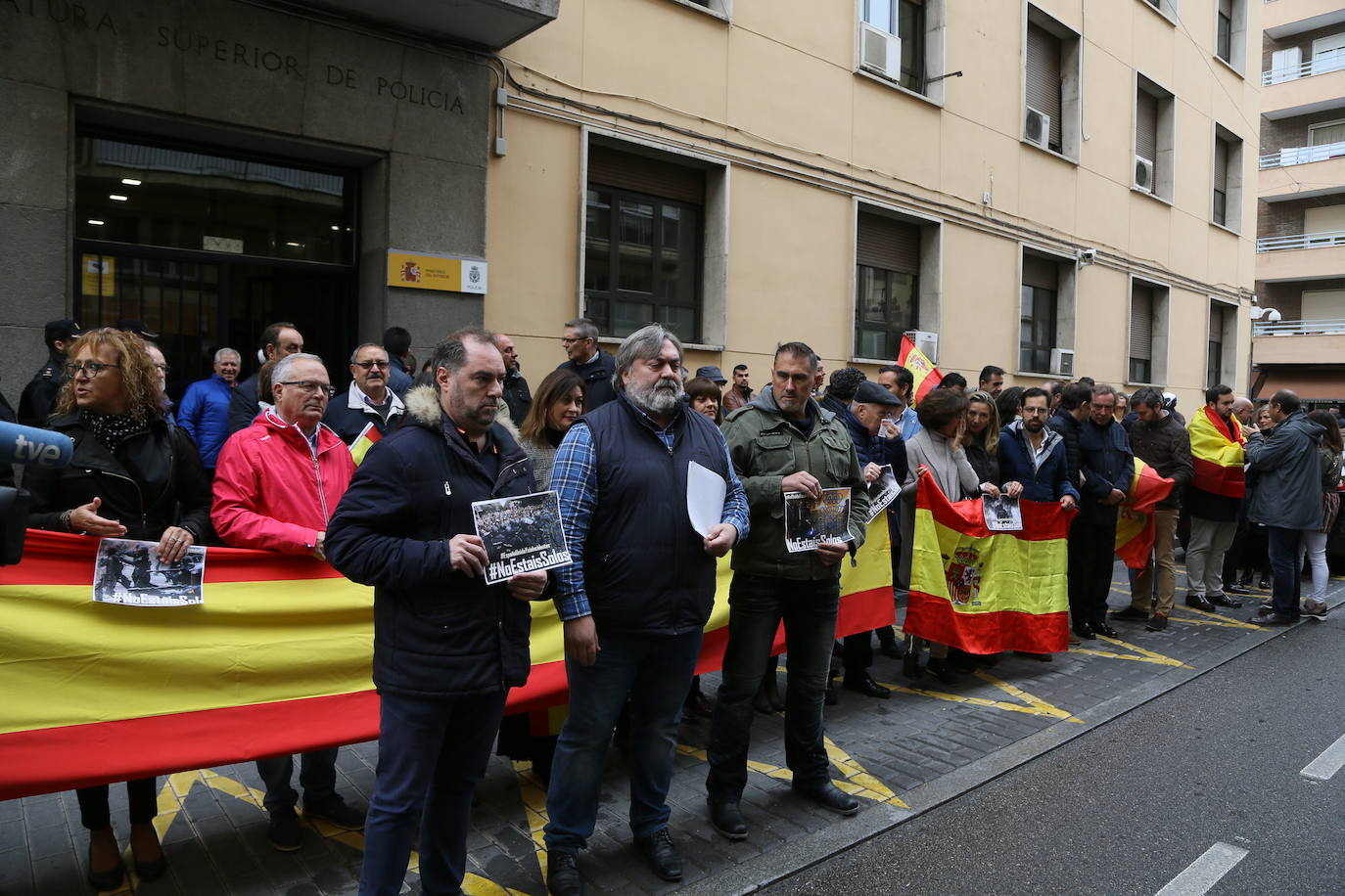 Decenas de personas han apoyado a los agentes de la Policía Nacional que intervienen en Cataluña. 