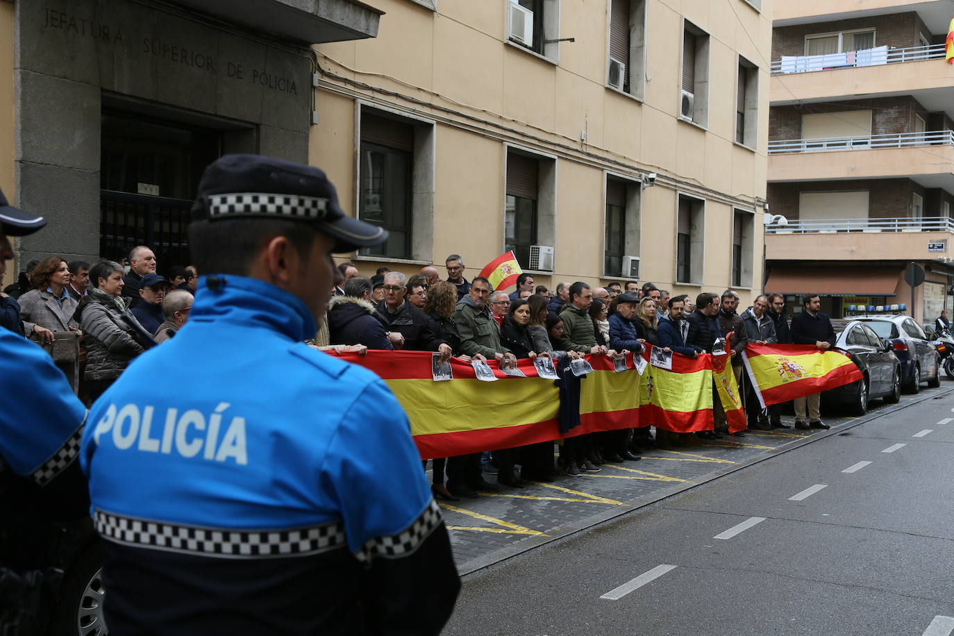 Decenas de personas han apoyado a los agentes de la Policía Nacional que intervienen en Cataluña. 