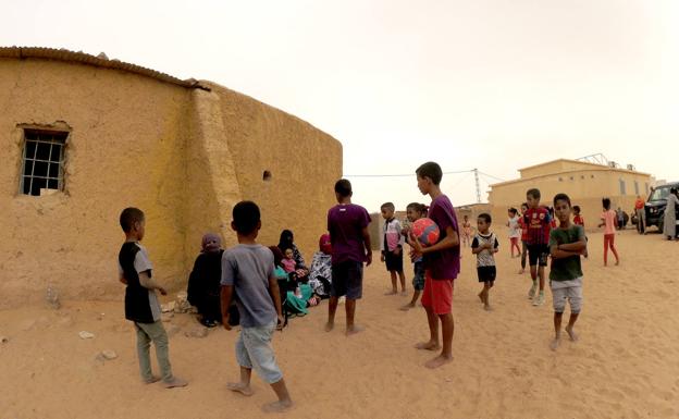 Varios niños saharauis juegan a las puertas de la guardería de adobe de Miyec. 