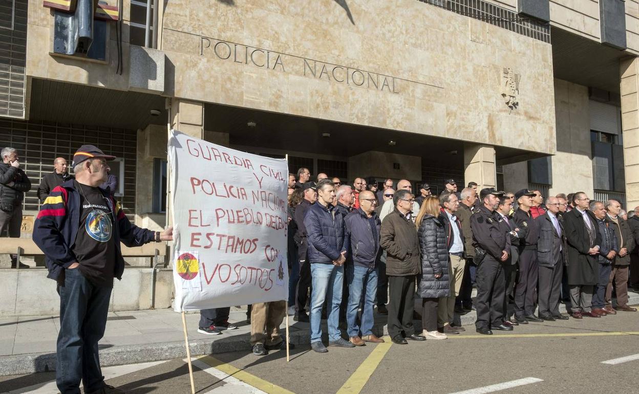 Participantes en la manifestación ante la comisaría de la Policía Nacional de Salamanca.