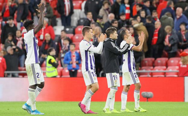 Salisu, De Frutos, Toni y Nacho se dirigen a la zona donde se ubicó la afición blanquivioleta en San Mamés. 