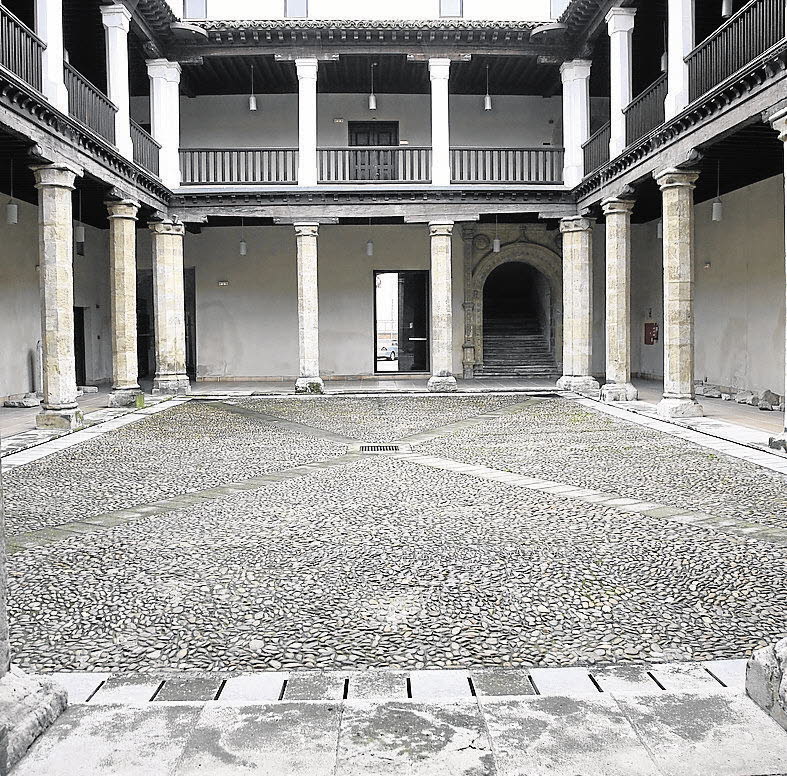 Imagen secundaria 2 - Evolución del Palacio de los Vivero: 1962 y actualidad. Además, patio del edificio.