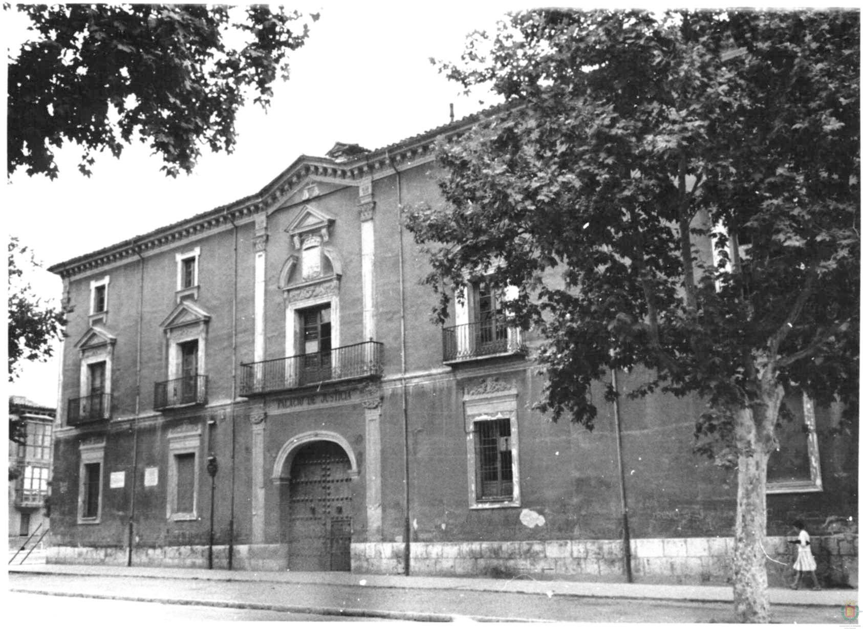 Imagen principal - Evolución del Palacio de los Vivero: 1962 y actualidad. Además, patio del edificio.