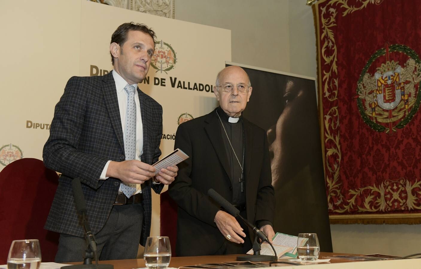El presidente de la Diputación, Conrado Íscar, y el arzobispo de Valladolid, Ricardo Blázquez, presentan la muestra