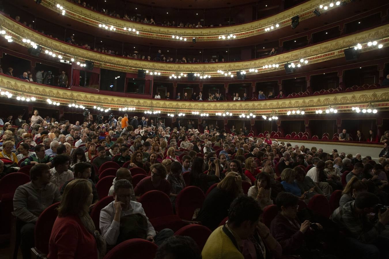 Alejandro Amenábar, Najwa Nimri, Luis San Narciso, Pedro Olea y el director del programa 'El séptimo vicio', Javier Tolentino, reciben el homenaje del festival