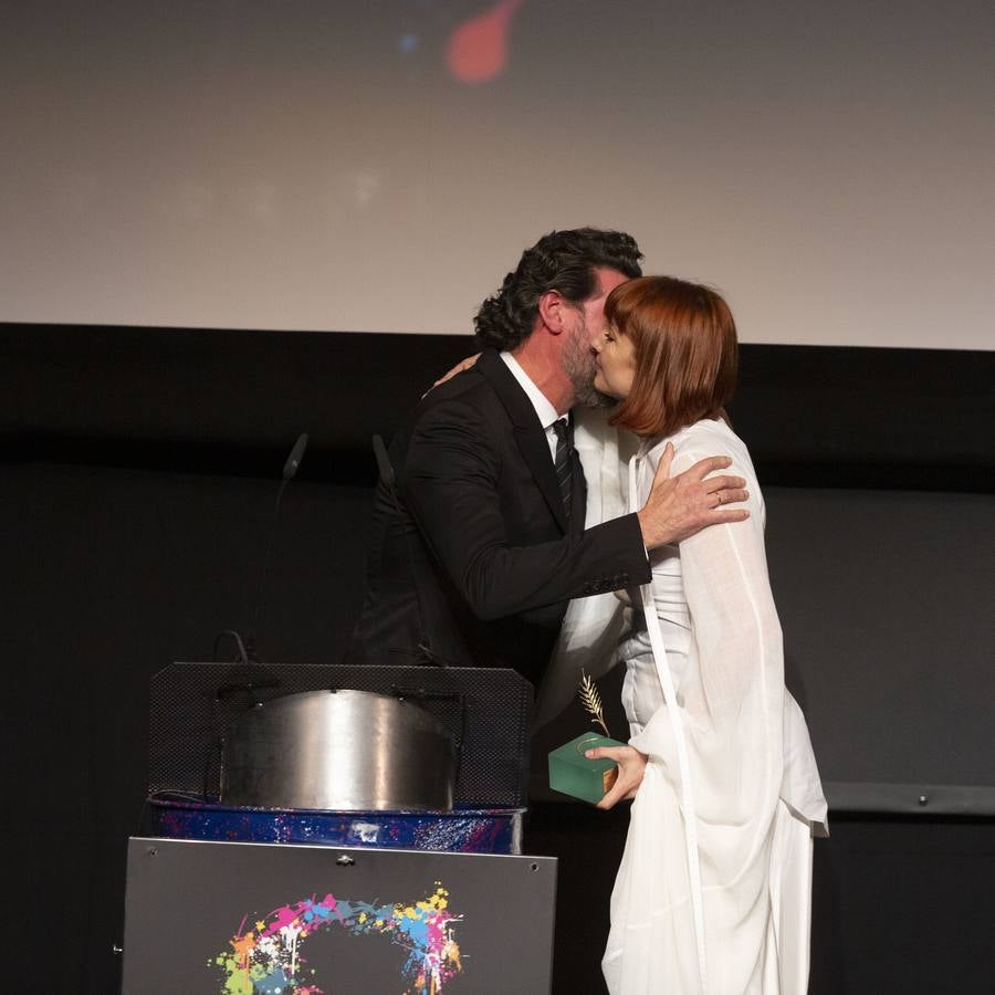 Alejandro Amenábar, Najwa Nimri, Luis San Narciso, Pedro Olea y el director del programa 'El séptimo vicio', Javier Tolentino, reciben el homenaje del festival