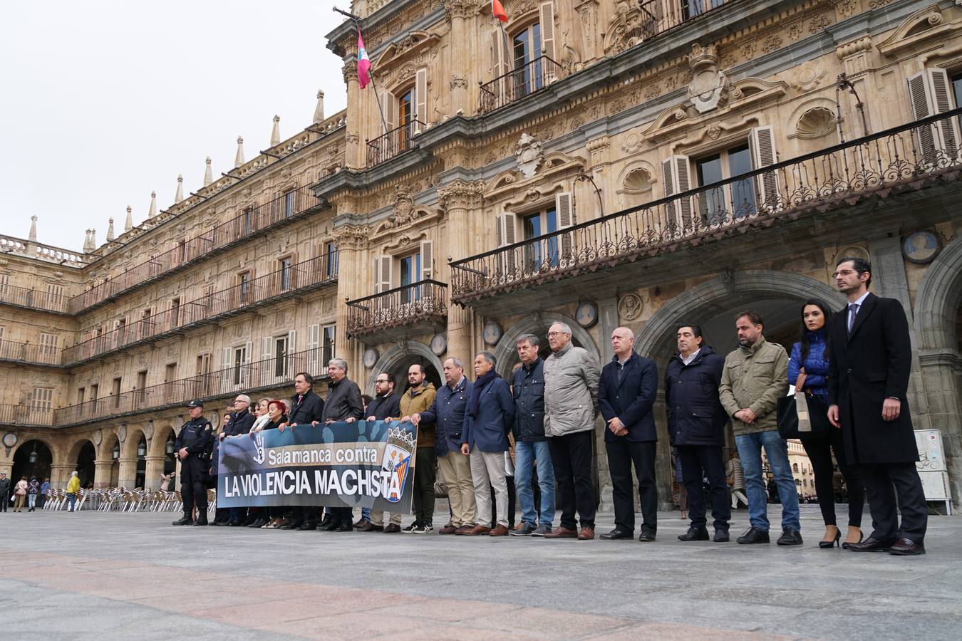 Representantes del Ayuntamiento, los grupo políticos de la oposición, vecinos de la ciudad, miembros de las Fuerzas de Seguridad del Estado y trabajadores municipales se concentraron en la Plaza Mayor de Salamanca para protestar ante el último caso de violencia de género.