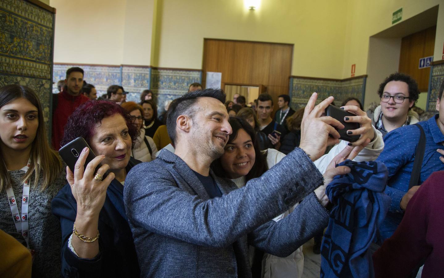 El cineasta Alejandro Amenábar ofrece una clase magistral en el Aula Mergelina de la Facultad de Derecho de Valladolid con lleno absoluto de público y acompañado por Javier Angulo.