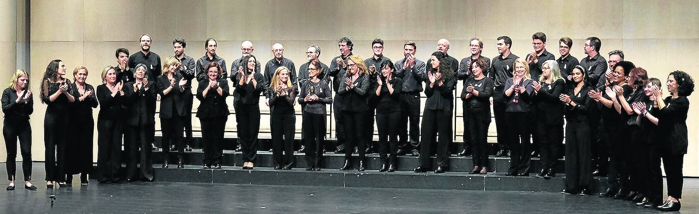 Integrantes de la coral segoviana, en el momento de conocer que habían ganado el concurso. 