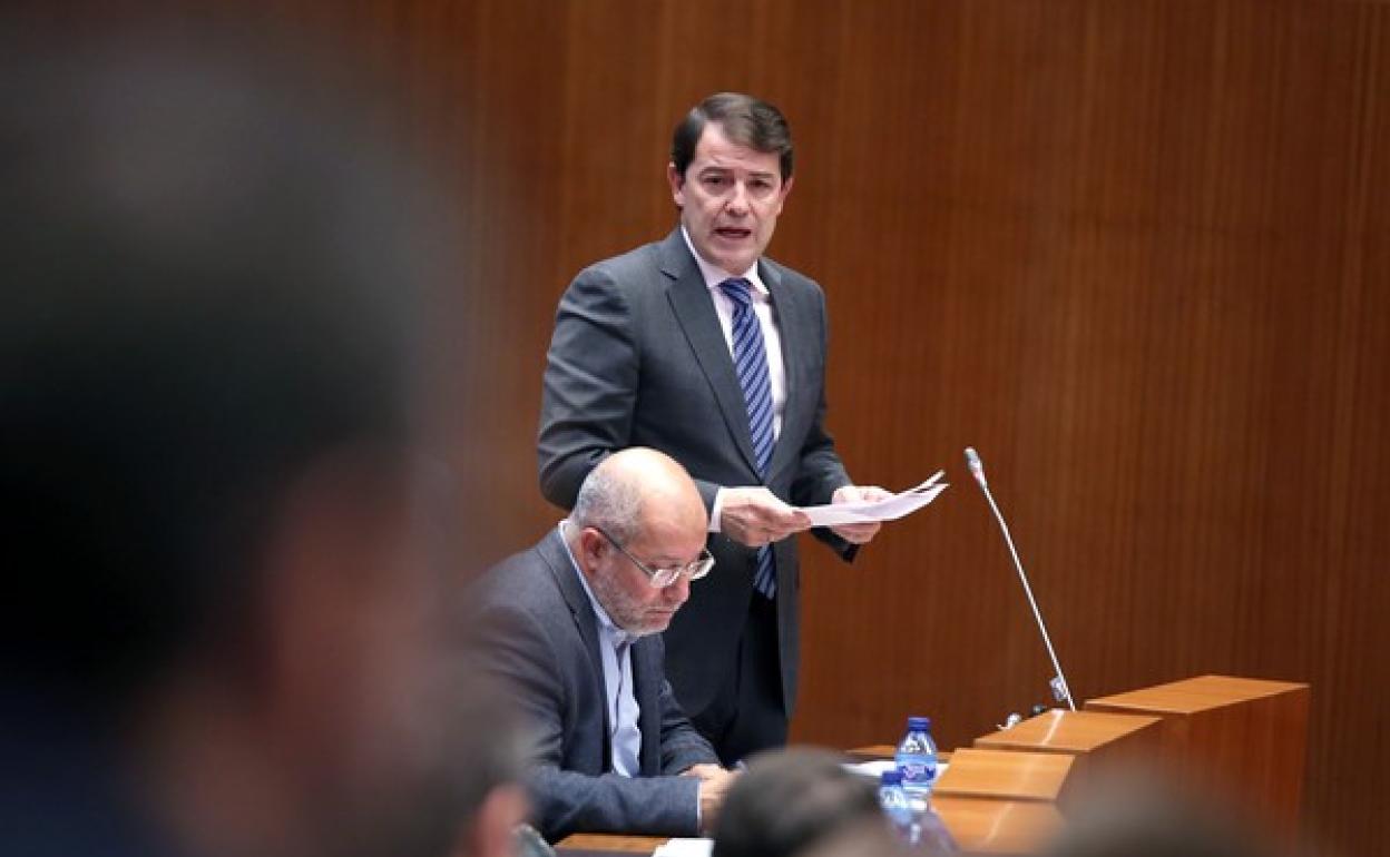 Alfonso Fernández Mañueco contesta a Luis Tudanca con Francisco Igea a su lado durante el Pleno de las Cortes.