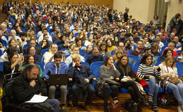 El Aula Mergelina, llena para escuchar la clase magistral del director. 