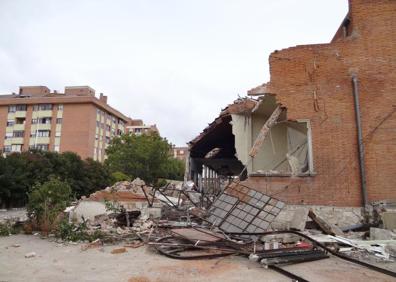 Imagen secundaria 1 - Exterior de la fábrica de Bombones Uña, en pleno proceso de demolición.