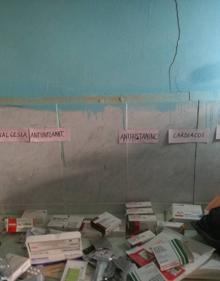 Imagen secundaria 2 - Arriba, el doctor Mohamed Lamin Bachir, en la sala de urgencias. Debajo, consulta de ginecología y medicamentos en la farmacia del hospital de Auserd. 