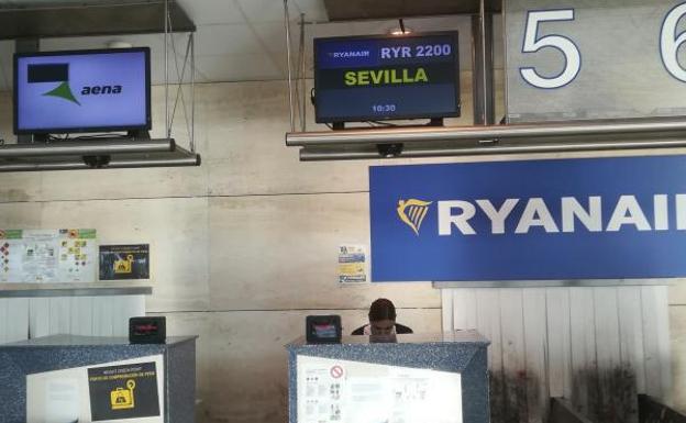  Mostrador de Ryanair en Villanubla para viajar a Sevilla. 