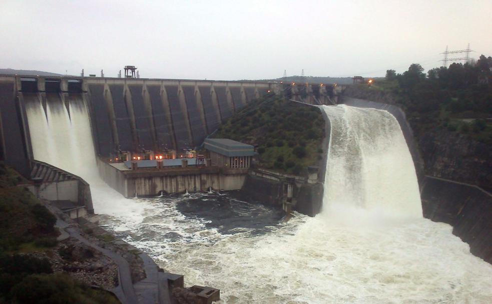 La presa de Alcántara desembalsa agua a raudales con todas sus compuertas abiertas.