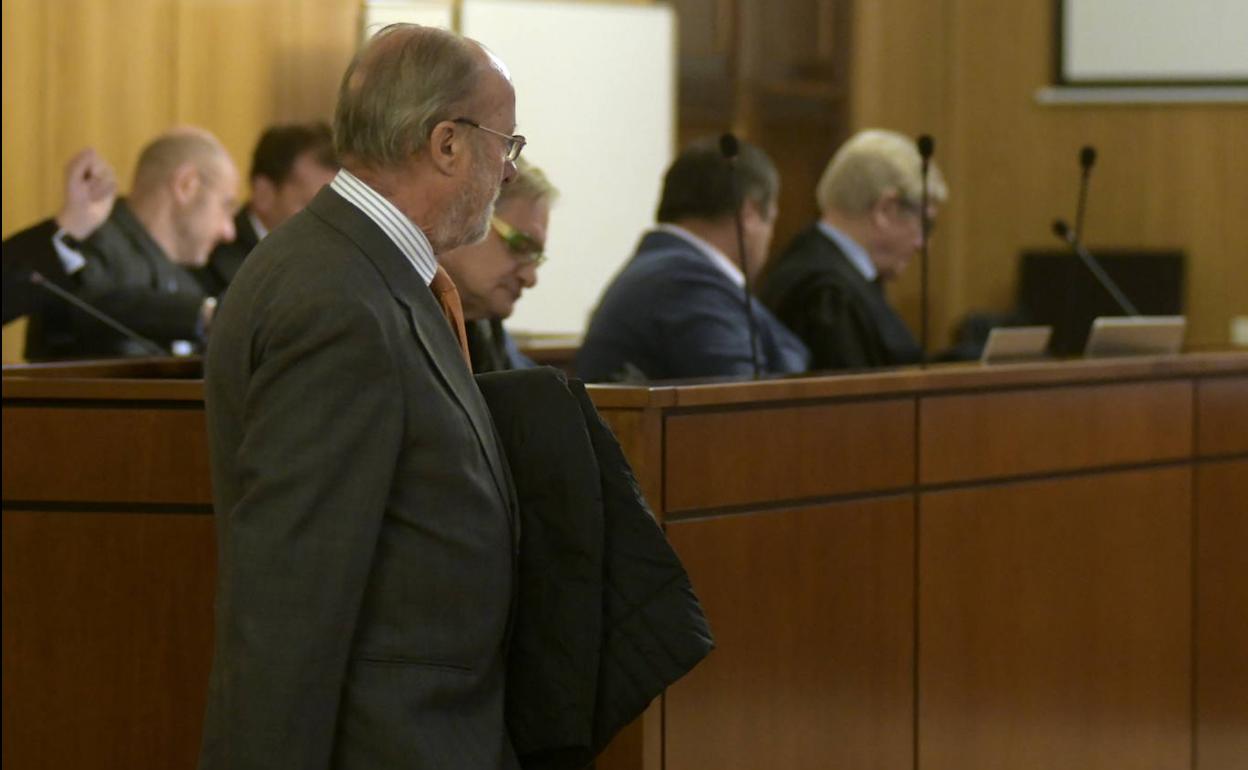 León de la Riva entra en la Sala para testificar en el juicio del PGOU. 