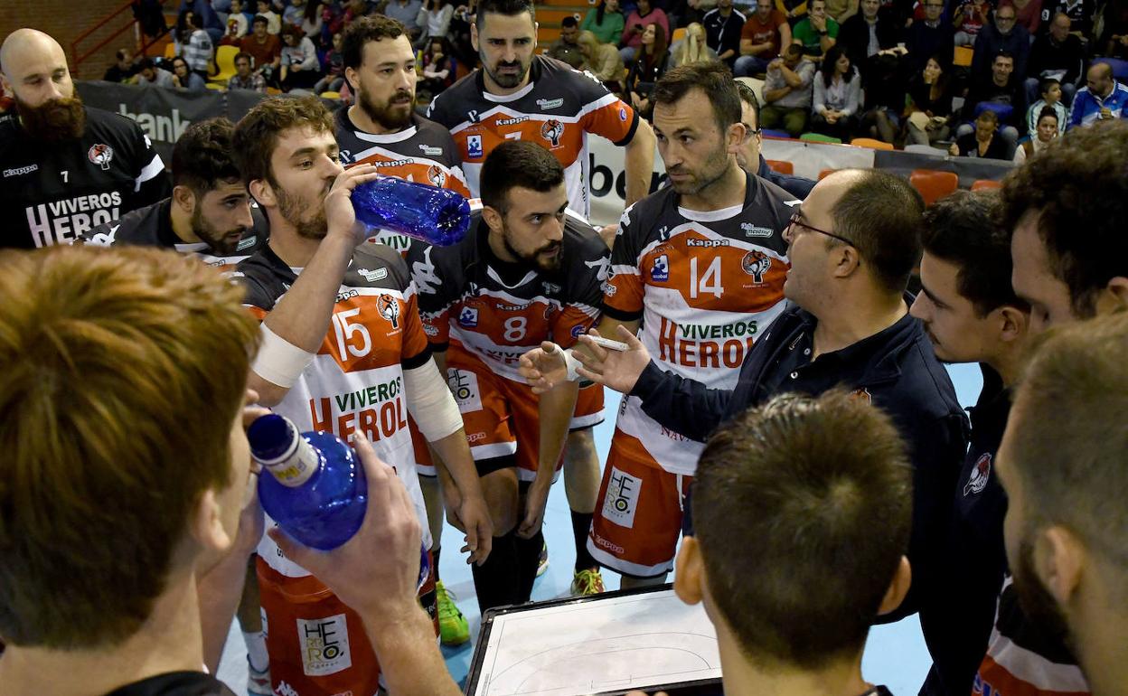 Dani Gordo transmite instrucciones a sus jugadores en un tiempo muerto del partido en Cuenca.