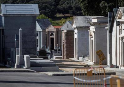 Imagen secundaria 1 - Tumbas y panteones en el cementerio de Mingorrubio.