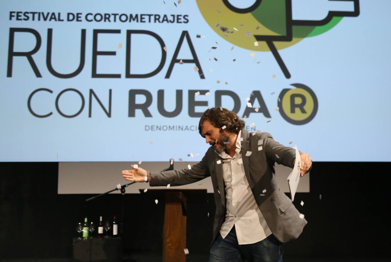 El festival entrega el galardón a la bodega en reconocimiento a su trayectoria desde 1927 como pionera de la Ribera del Fuero | La gala fue presentada por la actriz Ana Arias