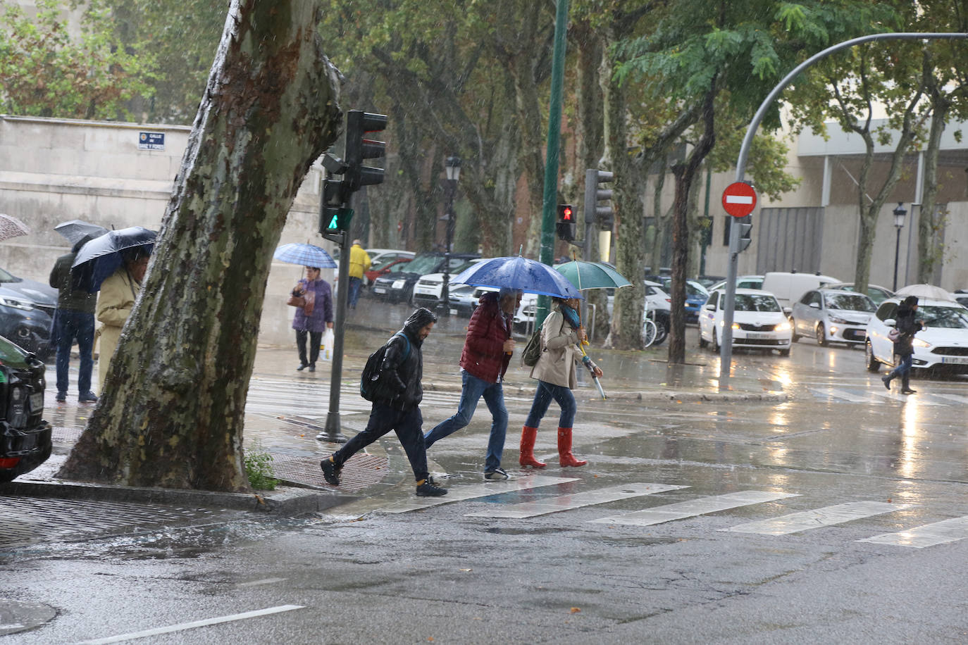 Lloverá durante todo el día pero a media mañana la lluvia ha arreciado en la capital formando balsas de agua. 