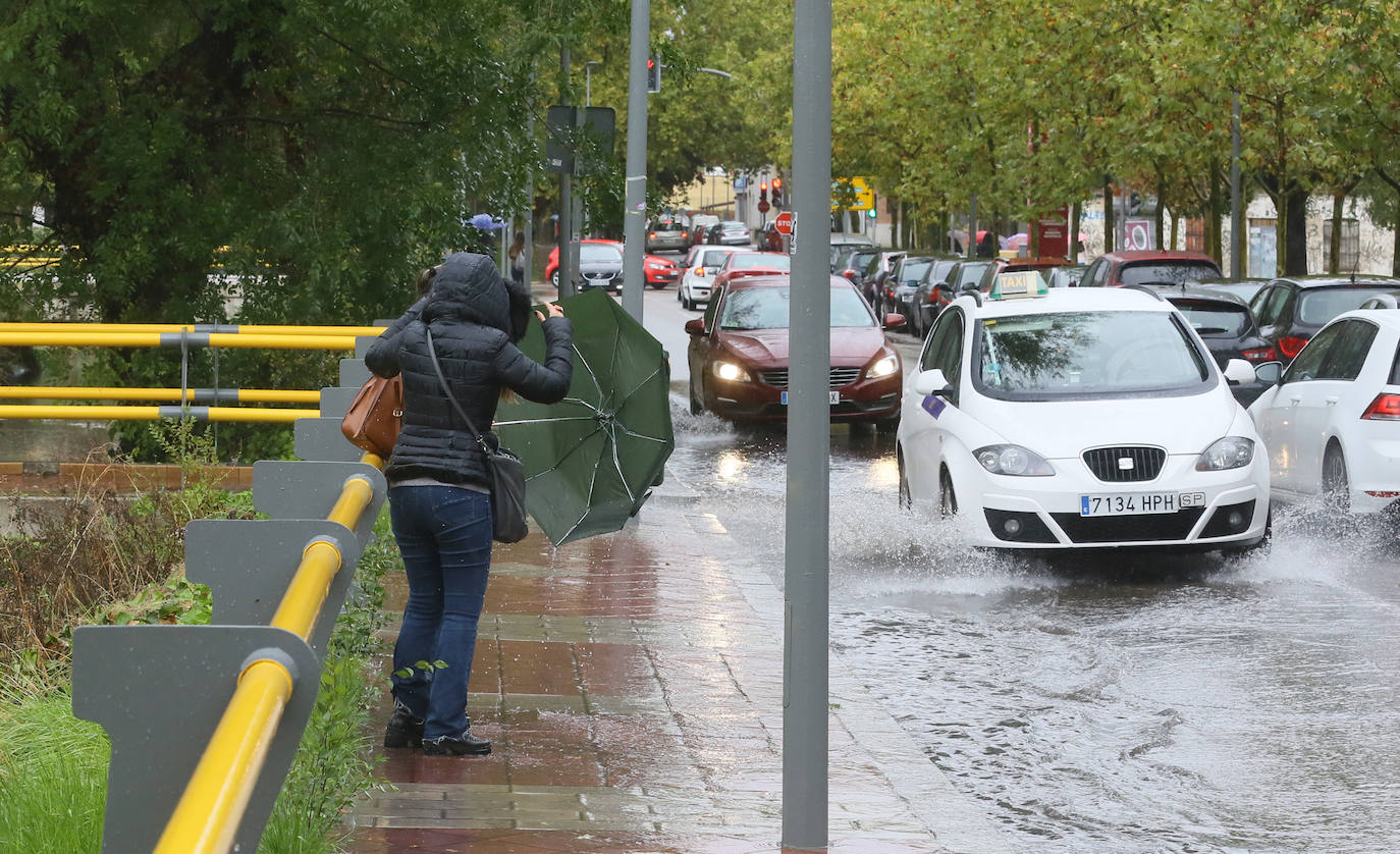 Lloverá durante todo el día pero a media mañana la lluvia ha arreciado en la capital formando balsas de agua. 